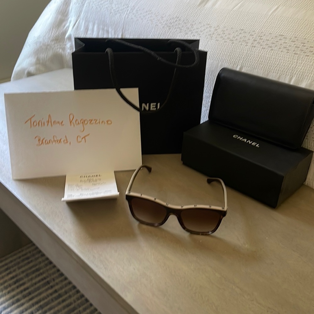 CHANEL Sunglasses Brown w CHANEL at brow With Leather case, orig box and bag